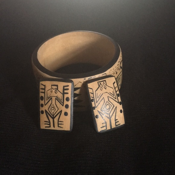 Hand carved bracelet and earrings - Picture 2 of 5